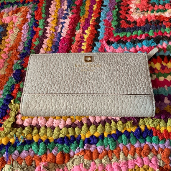 kate spade Handbags - ⚡️Grey Kate Spade Wallet⚡️